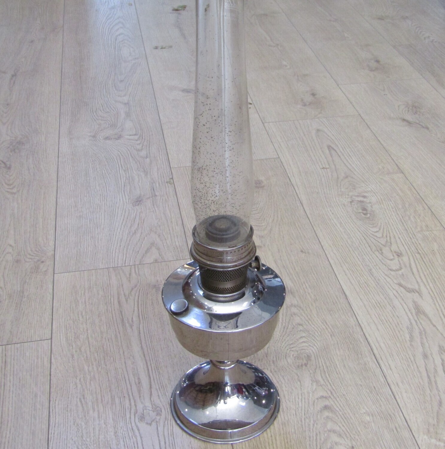 Vintage Aladdin paraffin lamp with original glass funnel - some cracks