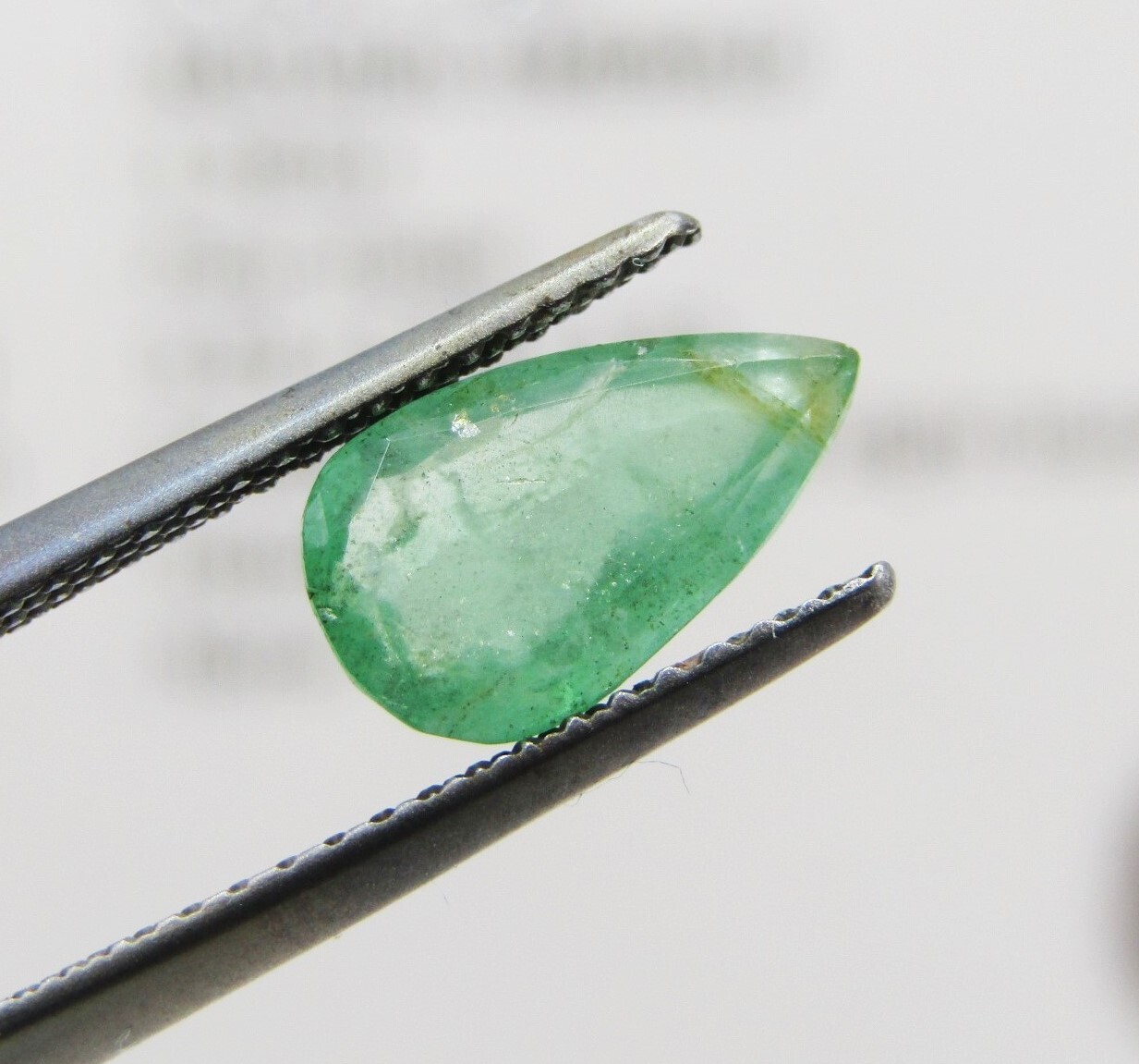 Natural Emerald of 1,36 carat - Pear shape medium light toned slight bluish green with Gemlab certificate