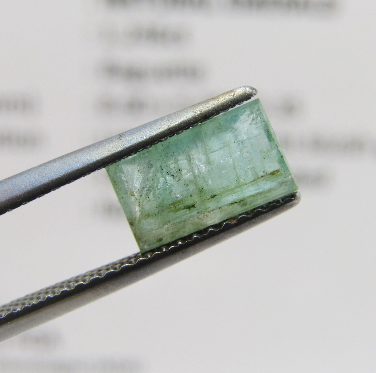 Natural Emerald of 1,24 carat - Baguette shape light toned slight bluish green with Gemlab certificate