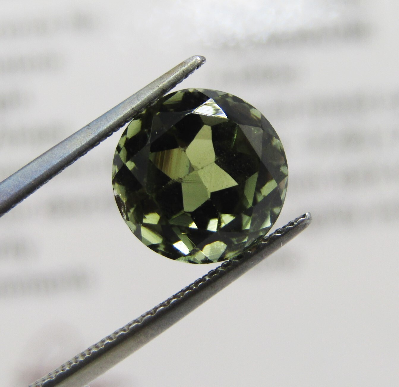 Tourmaline of 4,04 carat - Round mixed cut - slight brownish green with Gemlab certificate