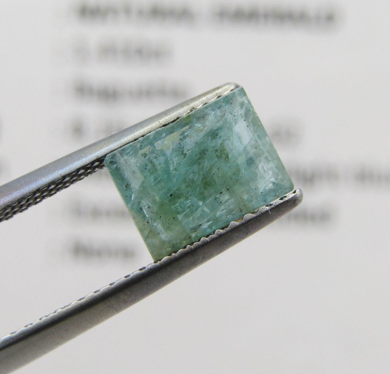 Natural Emerald of 1,4 carat - Baguette shape medium toned slight bluish green with Gemlab certificate