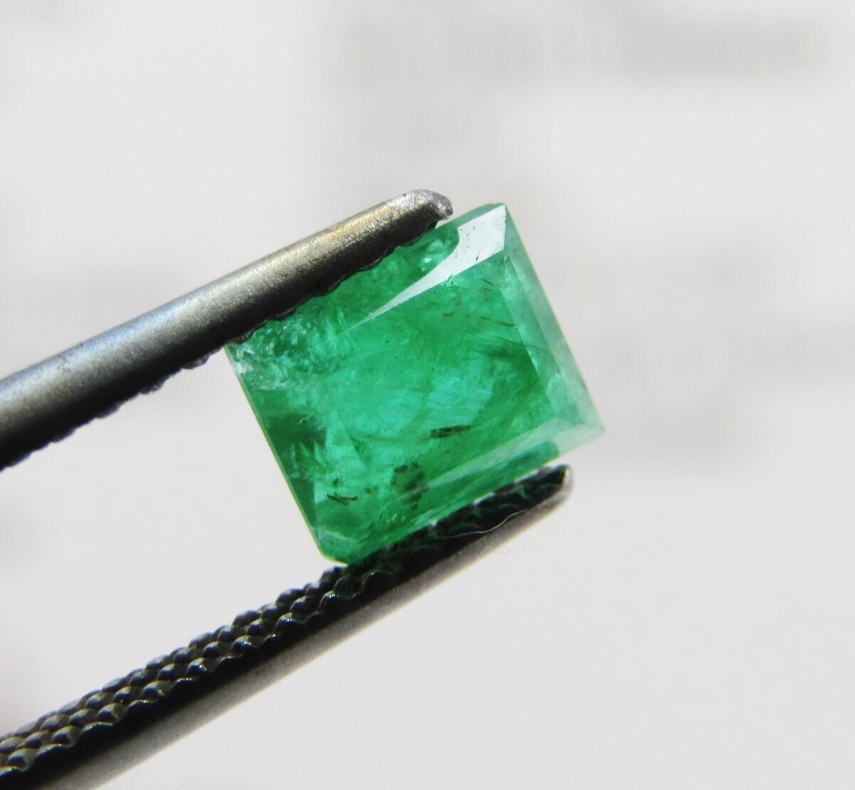 Natural Emerald of 0,68 carat Baguette shape medium dark toned slight bluish green with Gemlab certificate