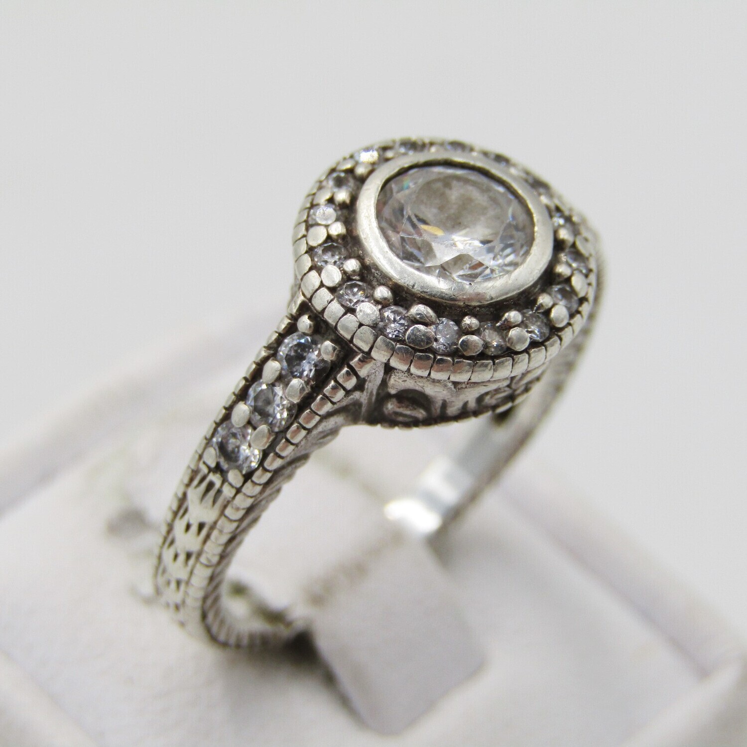 Sterling silver ring with cubic Zirconias - weighs 4,4g - size N