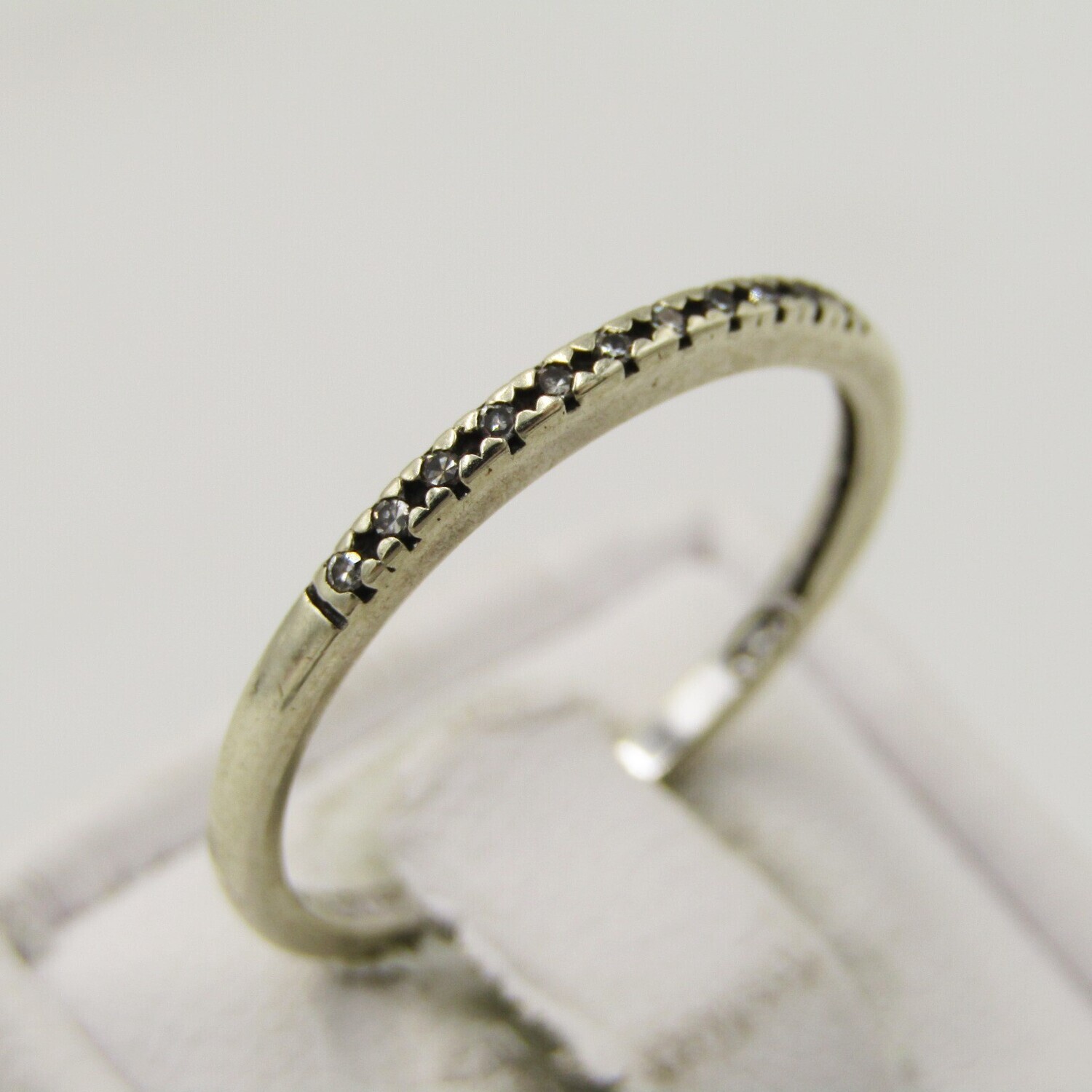 9kt White gold wedding band with 11 small diamonds - weighs 1,6g - size P
