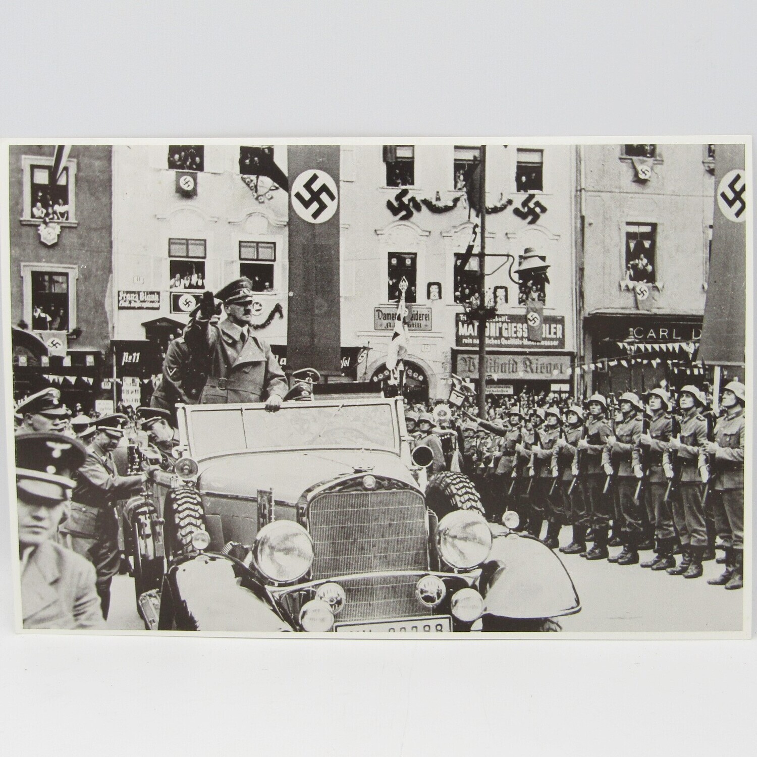 Photo - Hitler waving to troops 17 x 25 cm