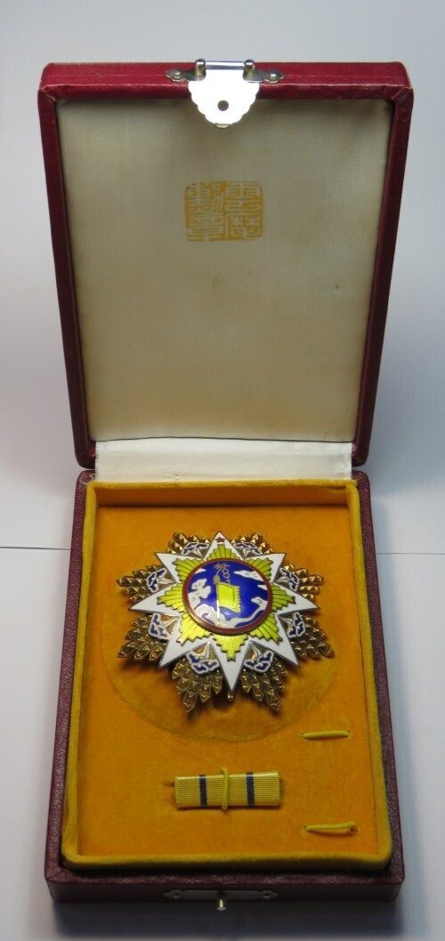 Chinese order of the Cloud and banner 3rd class to Commandant P.G. Marais