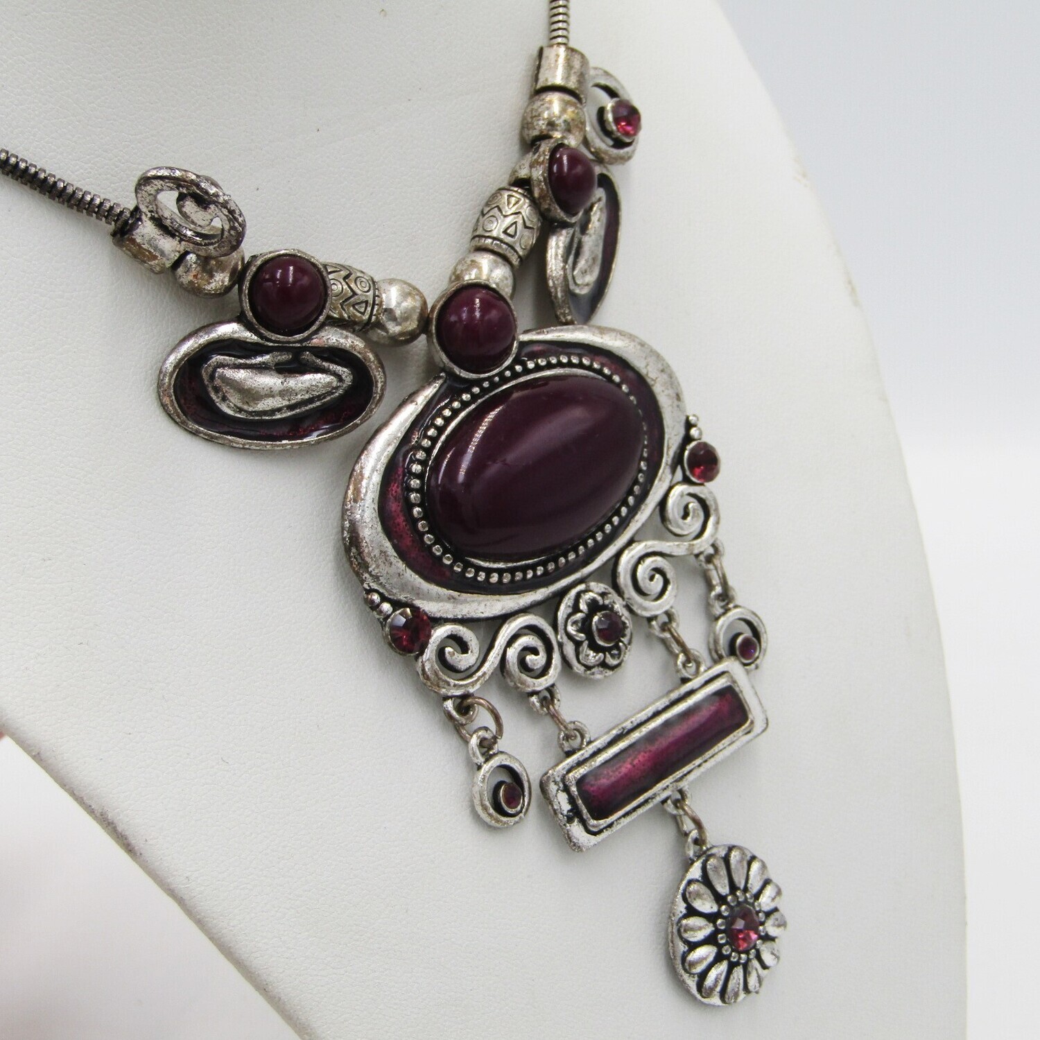Beautifuly detailed necklace with purple stones