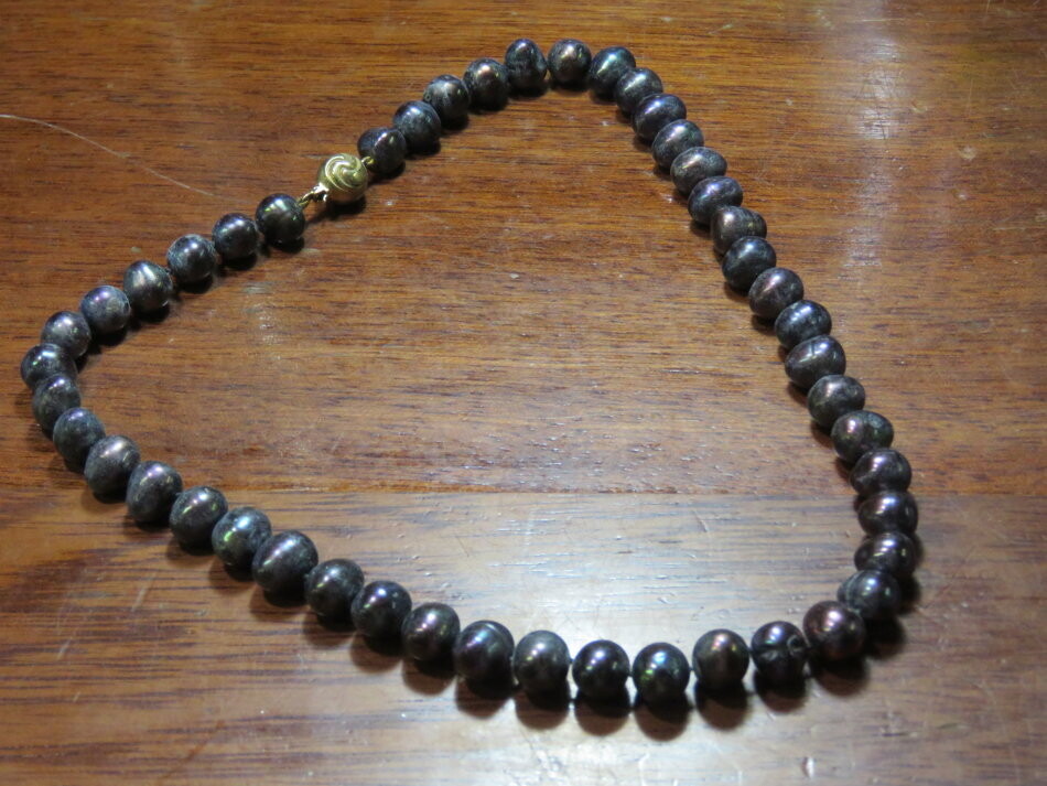 Black baroque pearls with 9kt gold clasp - 43cm