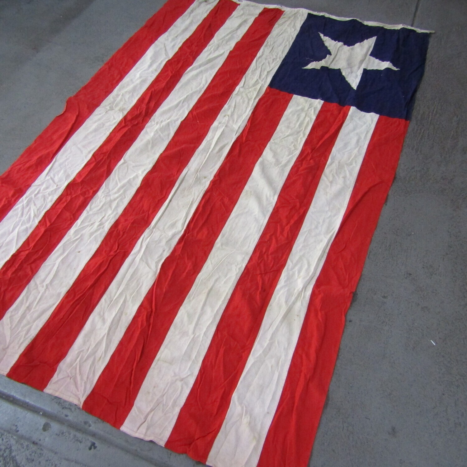 Large Liberia flag 210 cm x 127 cm - Good condition - &quot;Fiesta&quot; on badge