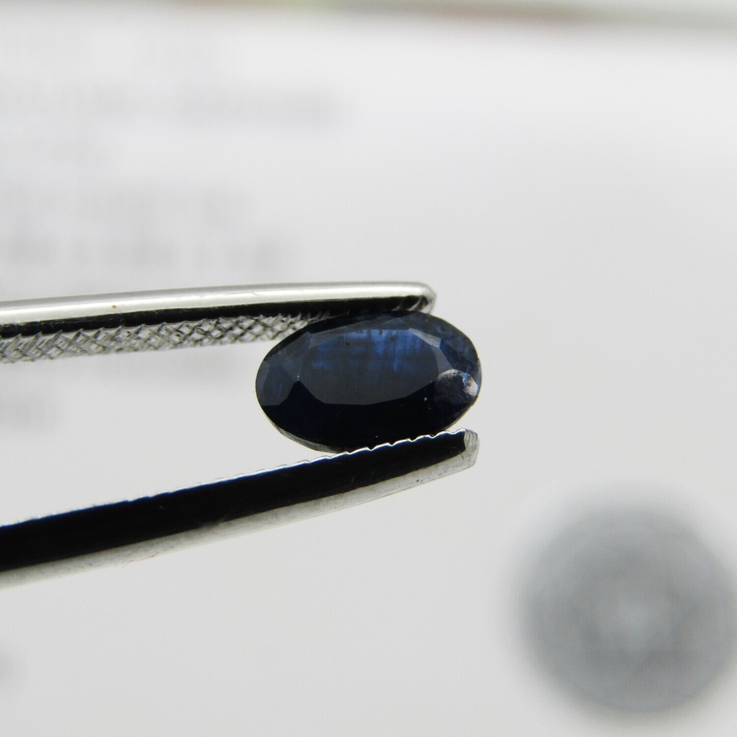 Natural Sapphire of 0,57 carat very dark toned blue - oval mixed cut with Gemlab certificate