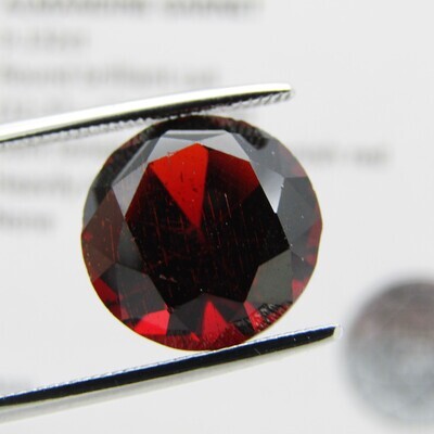Almandine Garnet of 9,13 carat - round brilliant cut - Dark toned slightly brownish red