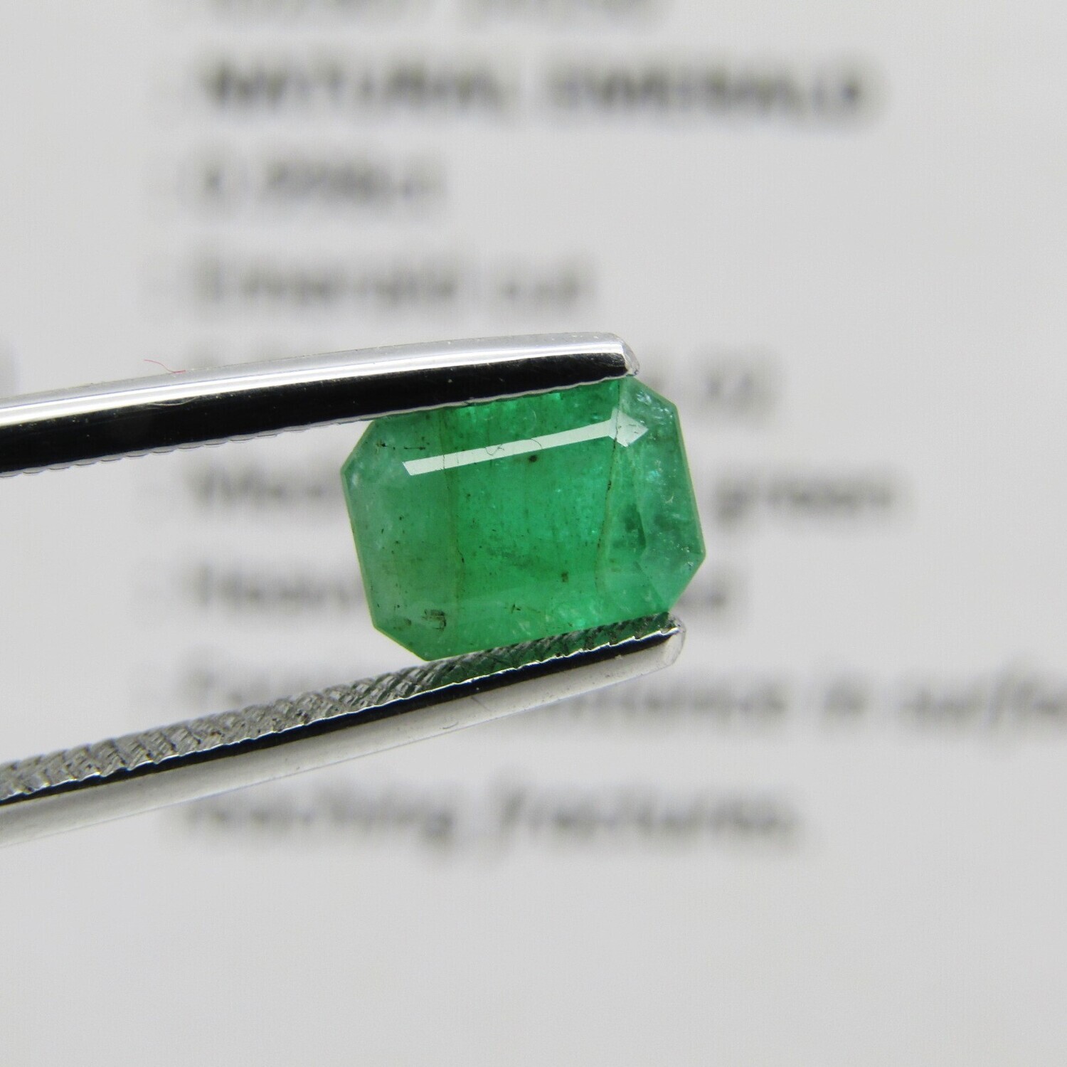 Natural Emerald of 0,99 carat - Medium toned green - Emerald cut - certificate by Gemlab