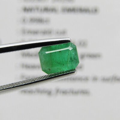 Natural Emerald of 0,99 carat - Medium toned green - Emerald cut - certificate by Gemlab