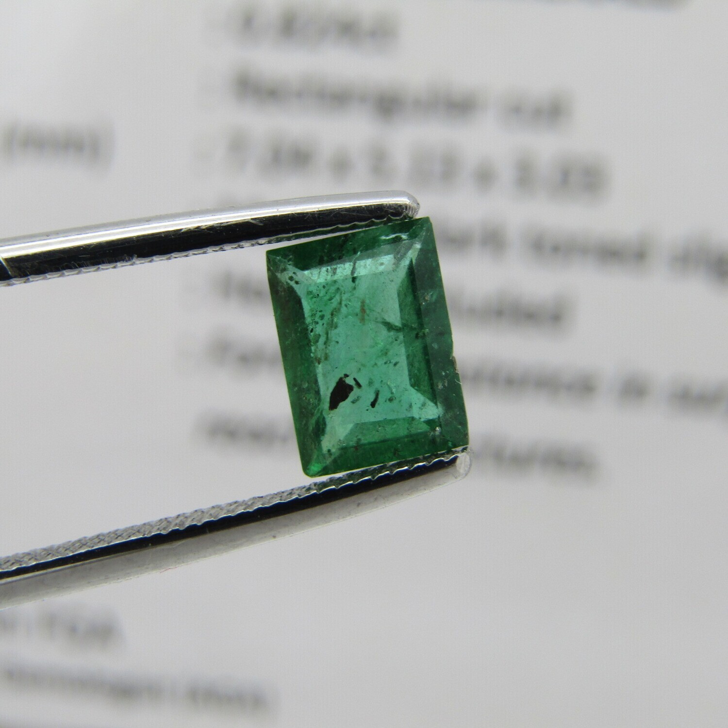 Natural Emerald of 0,82 carat - rectangular cut - slightly bluish green with Gemlab certificate