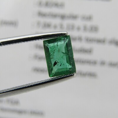 Natural Emerald of 0,82 carat - rectangular cut - slightly bluish green with Gemlab certificate