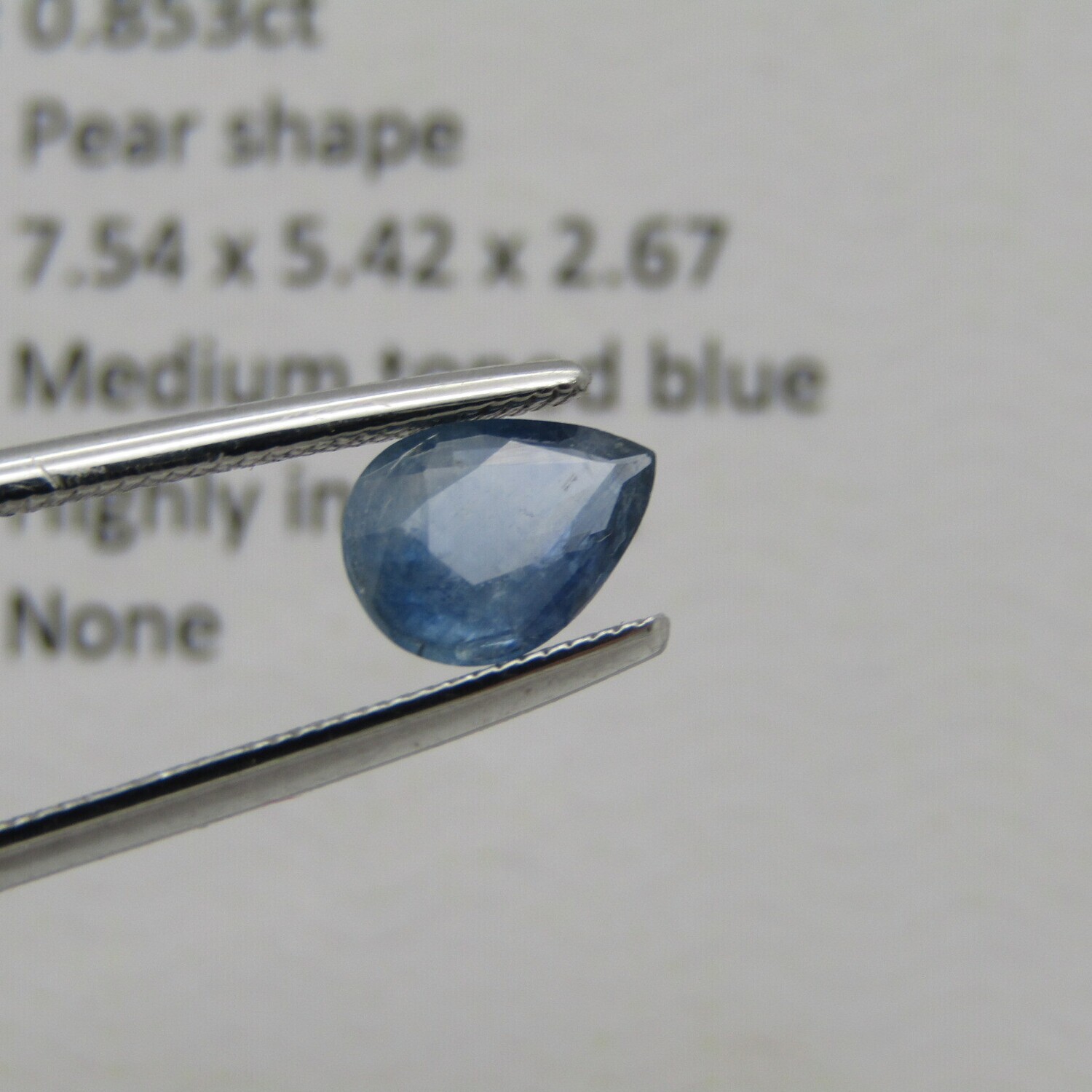 Natural Sapphire of 0,85 carat - pear shape - Medium toned blue with Gemlab certificate