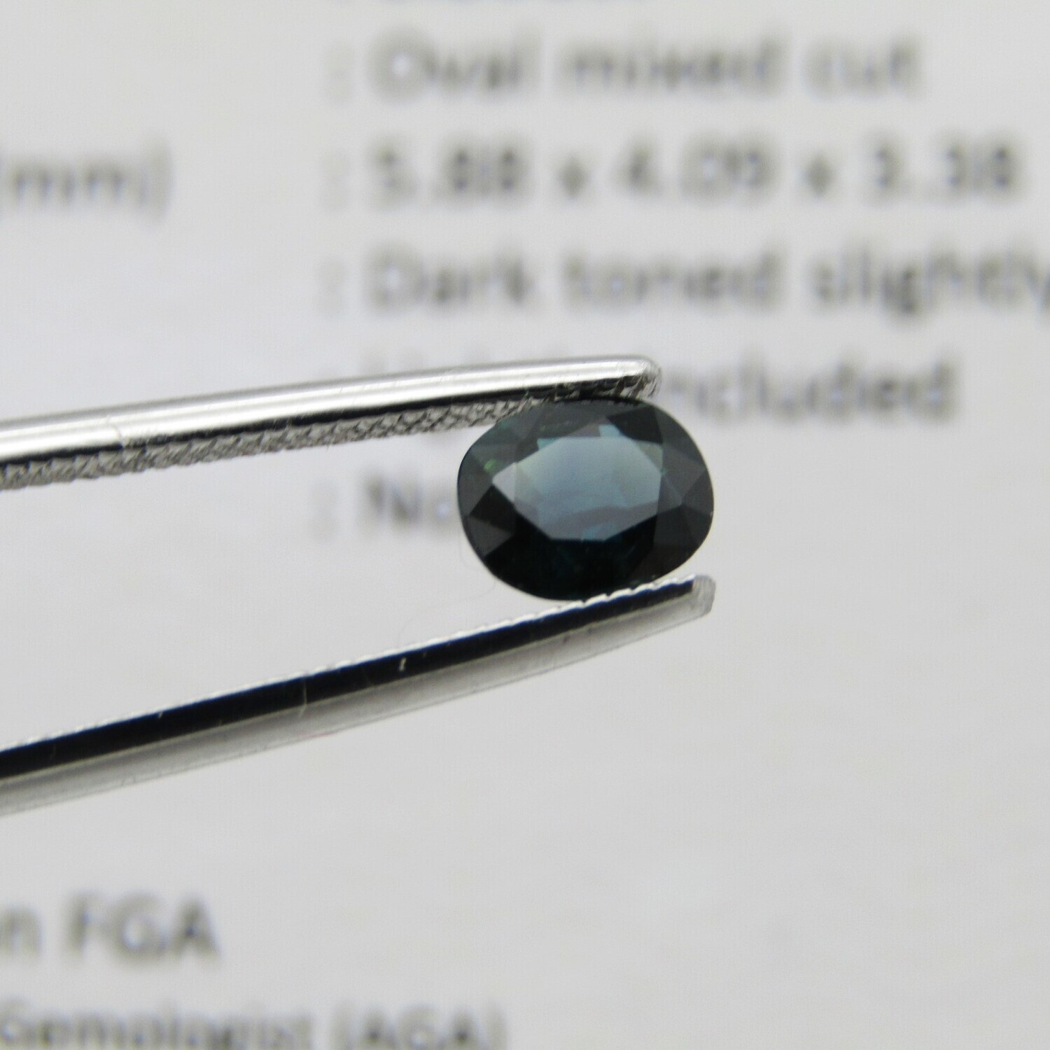 Natural Sapphire of 0,80 carat - oval mixed cut - slightly greenish blue with Gemlab certificate