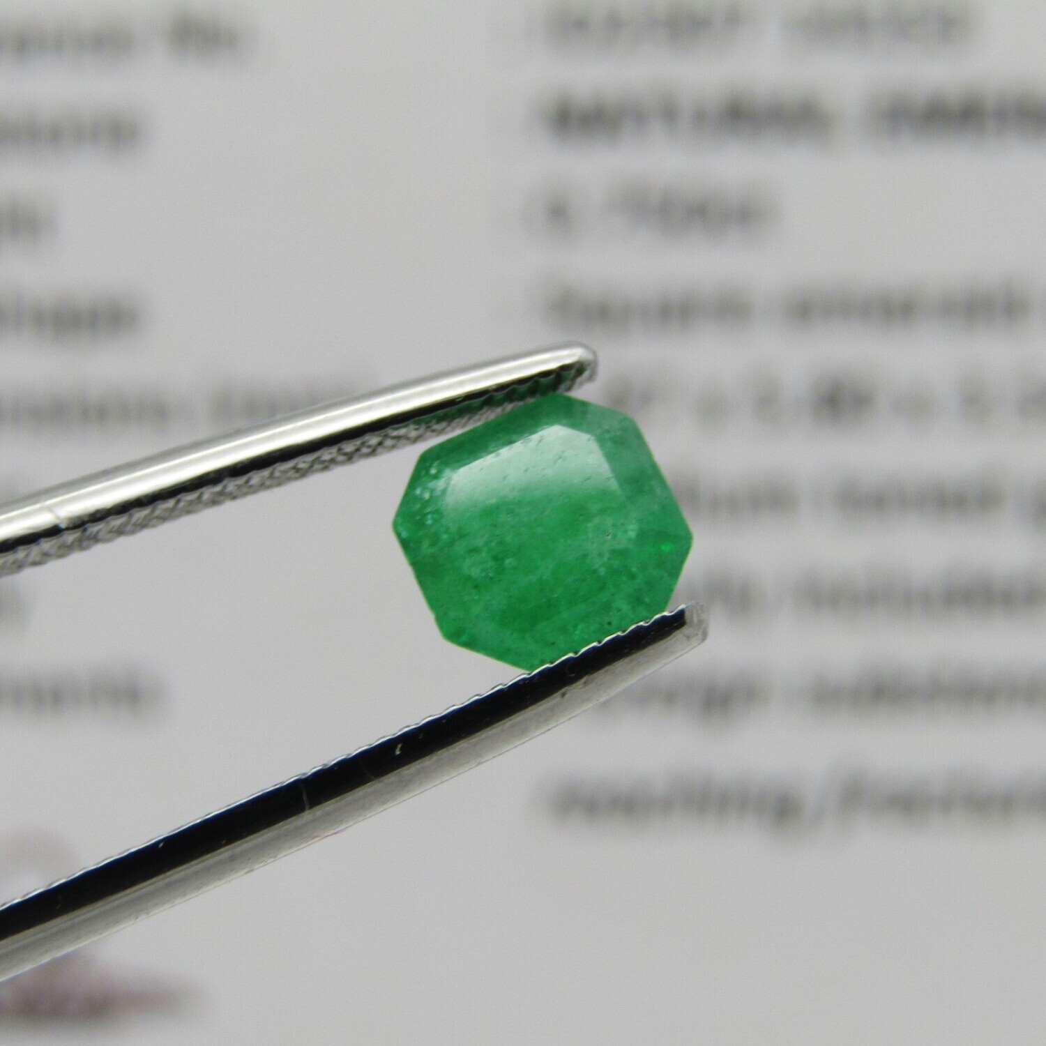 Natural Emerald 0,75 carat - Medium toned green certified by Gemlab