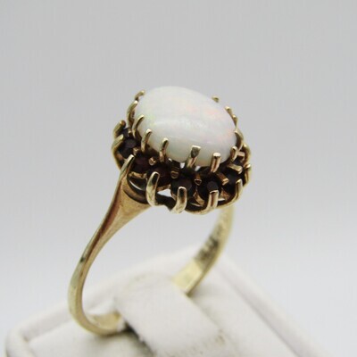Beautiful 9kt Gold Opal ring with garnets - weighs 3,0g - Size N