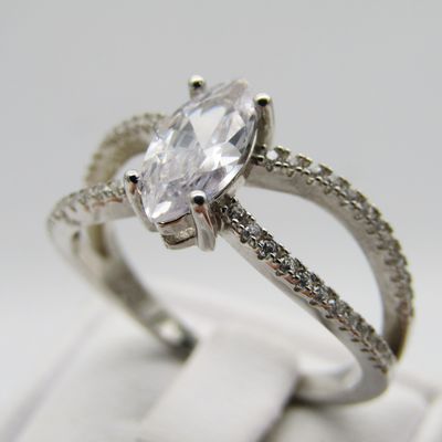 Sterling Silver ring with beautiful clear stone - Size Q - 3,1g