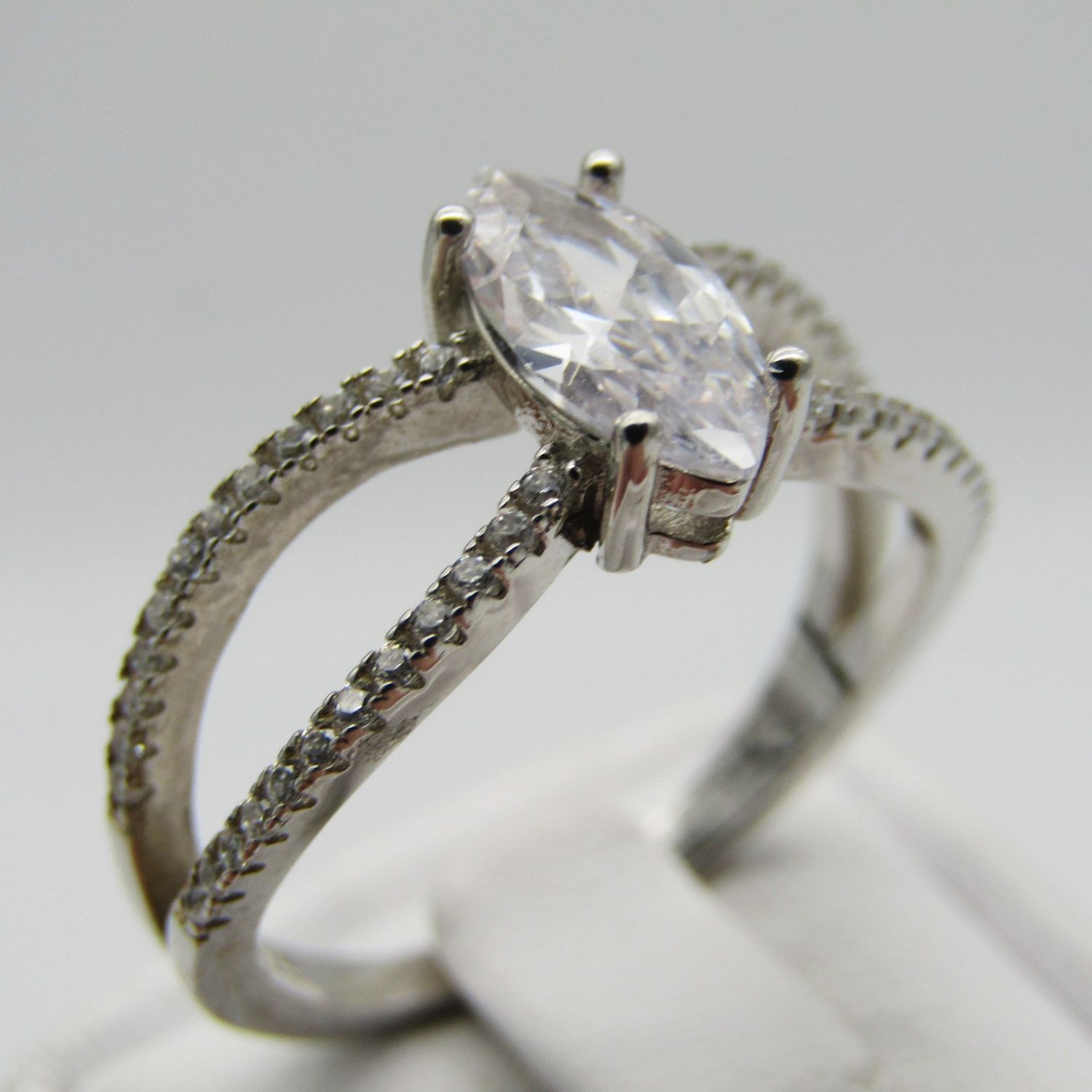 Sterling Silver ring with beautiful clear stone - Size Q - 3,1g