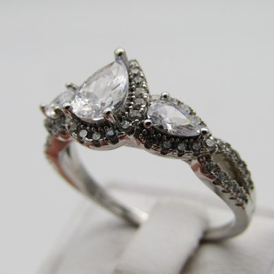 Stunning Sterling Silver ring with clear stones - Size Q - 3,7g