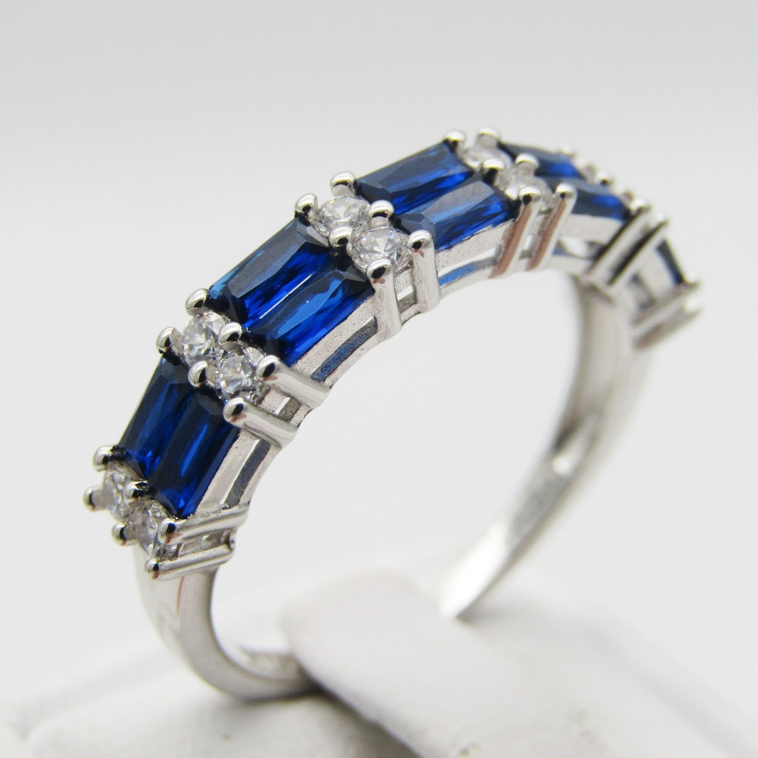 ​Stunning Sterling Silver ring with 10 blue stones and 12 clear stones - Size S - 3,2g