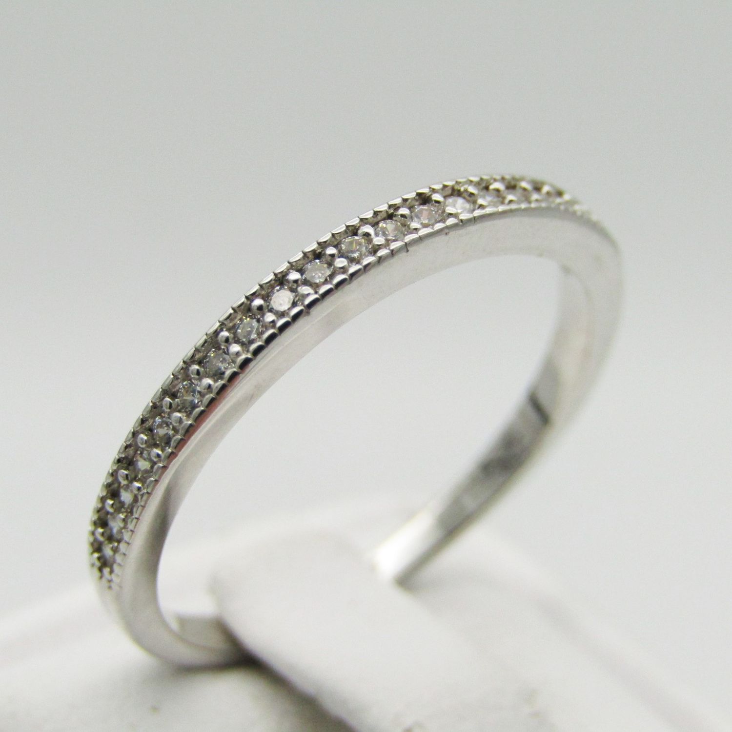 Sterling Silver ring with small clear stones - Size Q - 1,7g