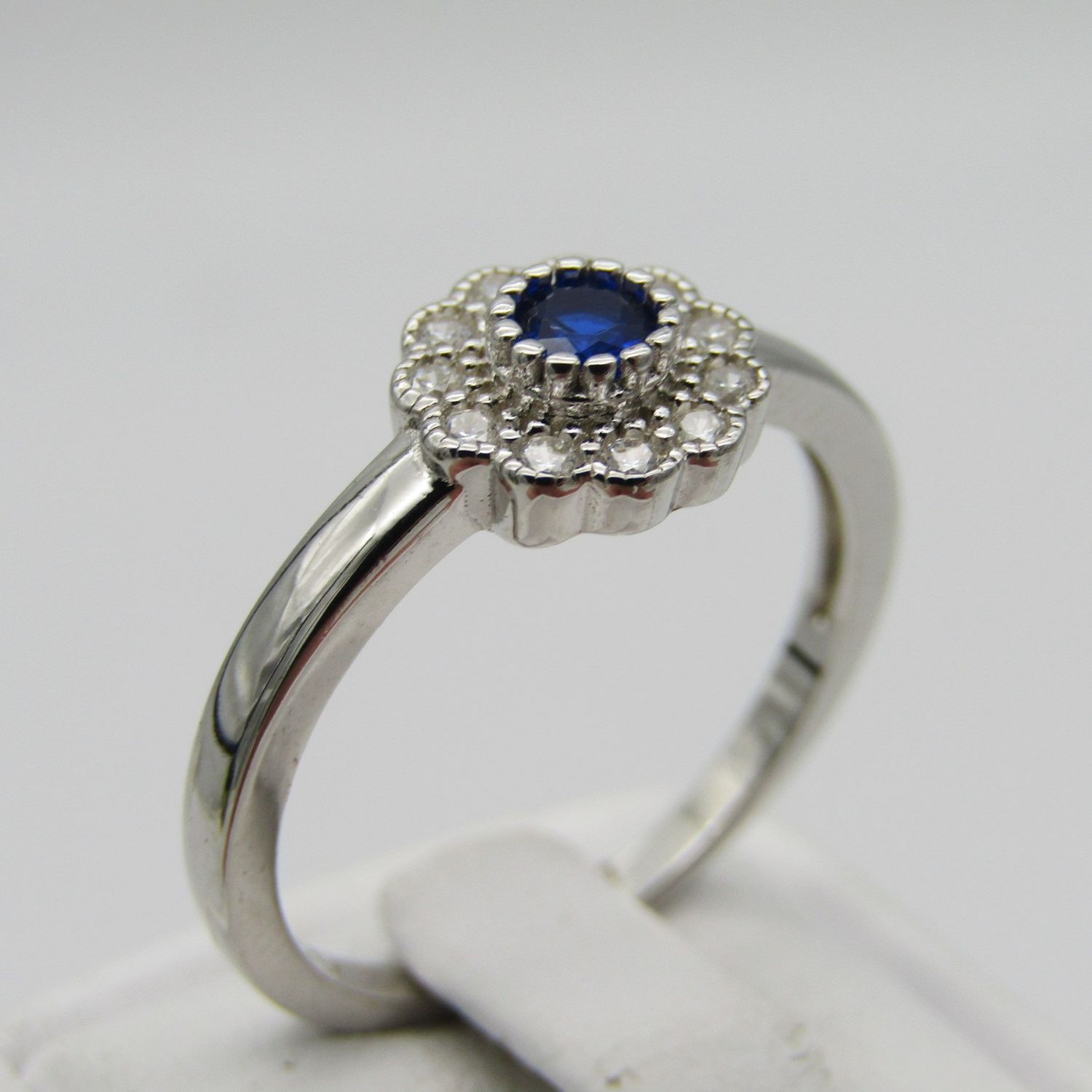 Sterling Silver ring with blue stone - Size R - 2,3g