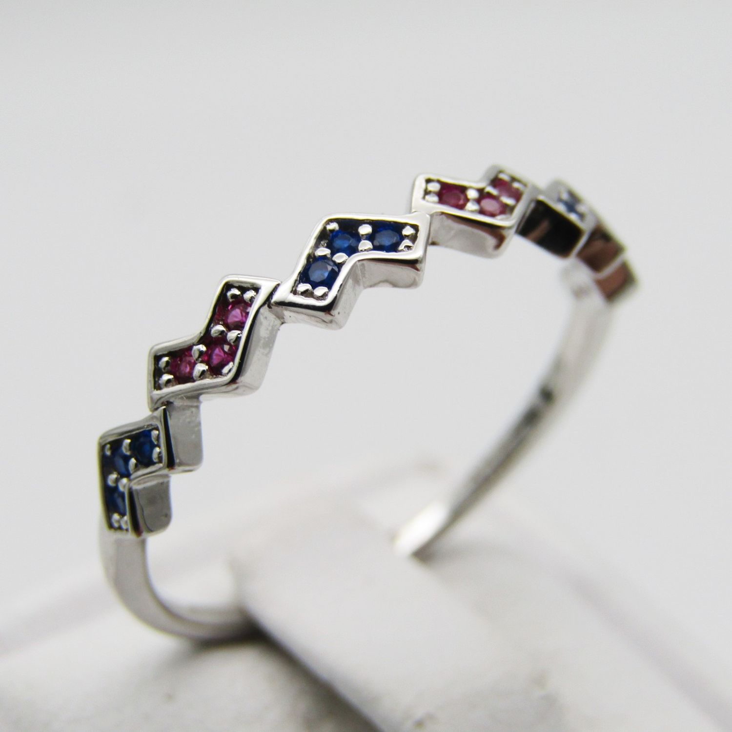 Sterling Silver ring with small blue and pink stones - Size Q - 1,4g