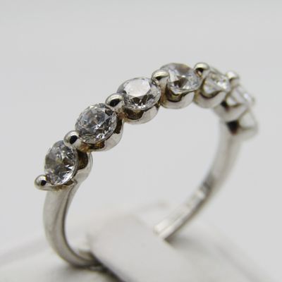 Beautiful Sterling Silver ring with 7 clear stones - Size M - 2,2g