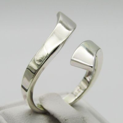 Interesting Sterling Silver ring - Size S - 4g