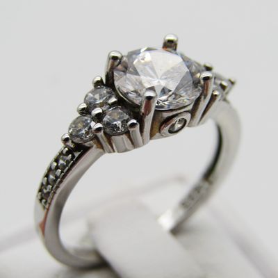 Beautiful Sterling Silver ring with stunning clear stones - Size N - 2,9g
