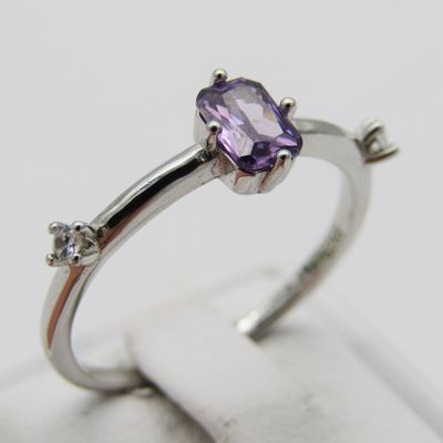 Sterling Silver ring with two clear stones and one purple stone - Size R - 2,2g