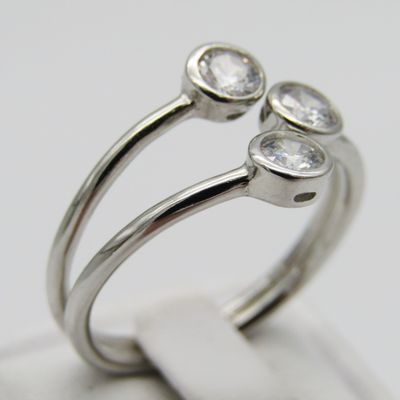 Sterling Silver ring with 3 clear stones - Size S - 3,3g