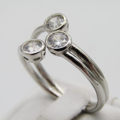 Sterling Silver ring with 3 clear stones - Size S - 3,3g