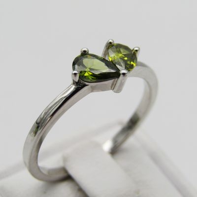 Sterling Silver ring with two green teardrop shaped stones - Size R - 2,1g