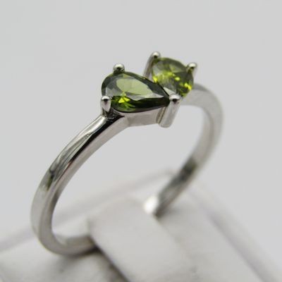 Sterling Silver ring with two green teardrop shaped stones - Size R - 2,1g