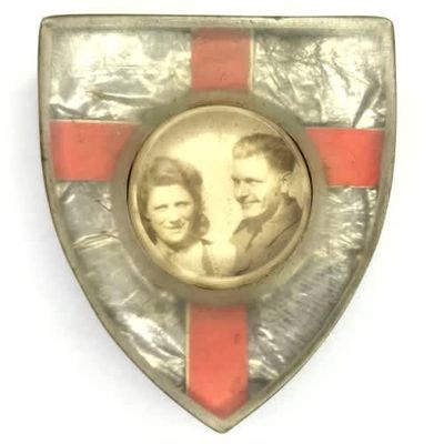 Very Unique WW1 British sweetheart badge with photo inside