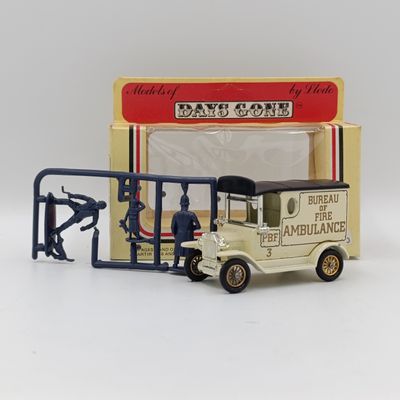 Lledo Ford Model T Bureau of Fire ambulance in box with figurines