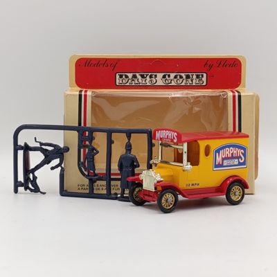 Lledo Ford Model T Murphys Crisps delivery van model car in box with figurines
