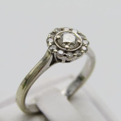 18kt White Gold Petals ring with 0,30ct diamond surrounded by 12 smaller diamonds with verification card