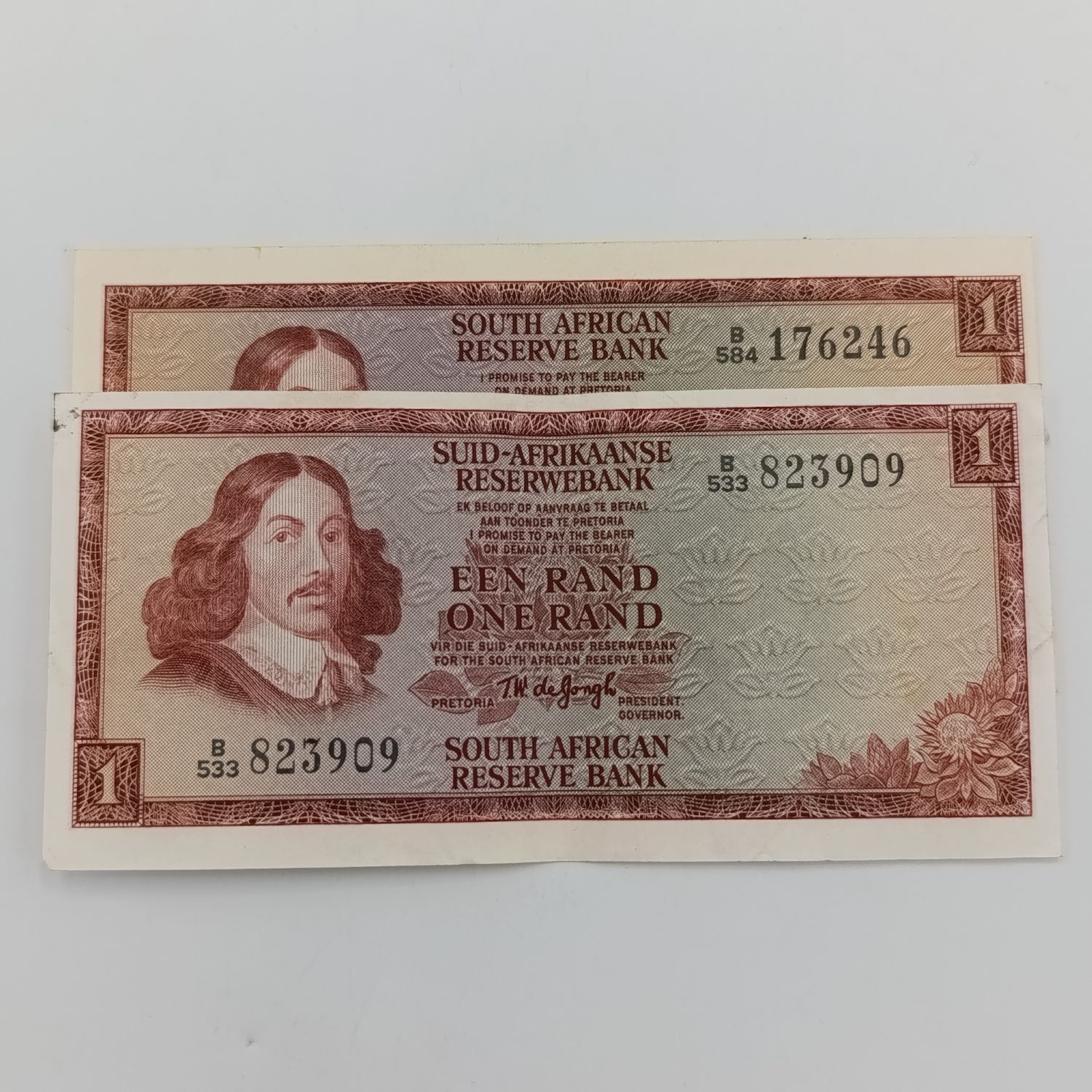 Pair TW de Jongh 3rd Issue R1 notes miscuts - one narrow at the top and one at the bottom