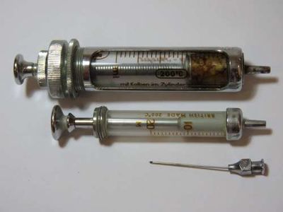 Vintage Perpetua holder with 2 syringes and 1 needle - Steriliser container