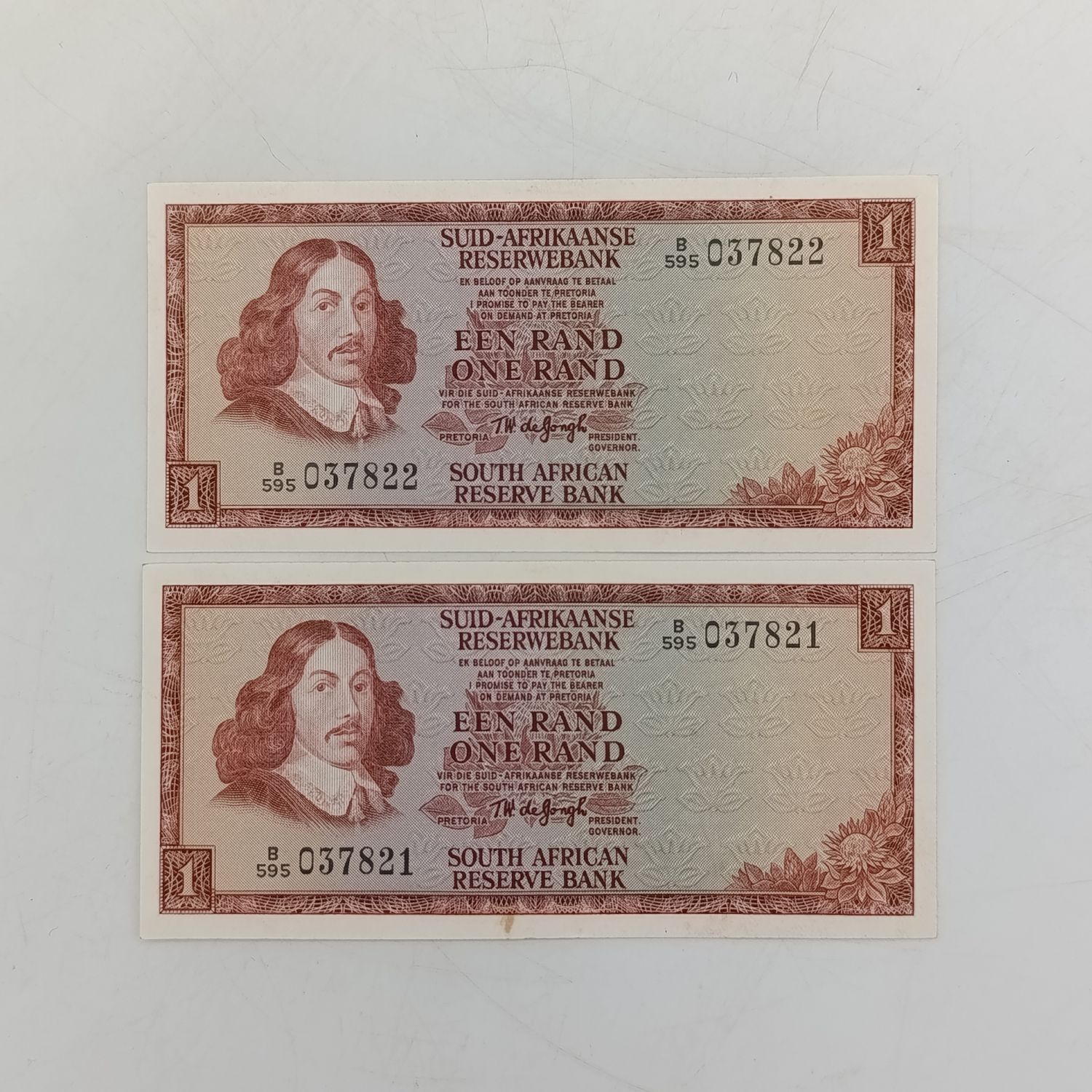 TW de Jongh 3rd Issue pair of R1 banknotes with consecutive numbers