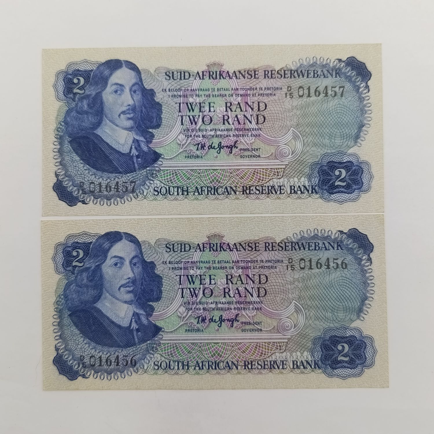 TW de Jongh 2nd issue uncirculated pair of notes with consecutive numbers D15