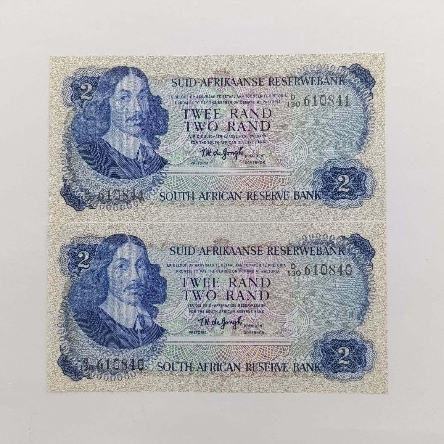 TW de Jongh 2nd issue uncirculated pair of R2 notes with consecutive numbers D130