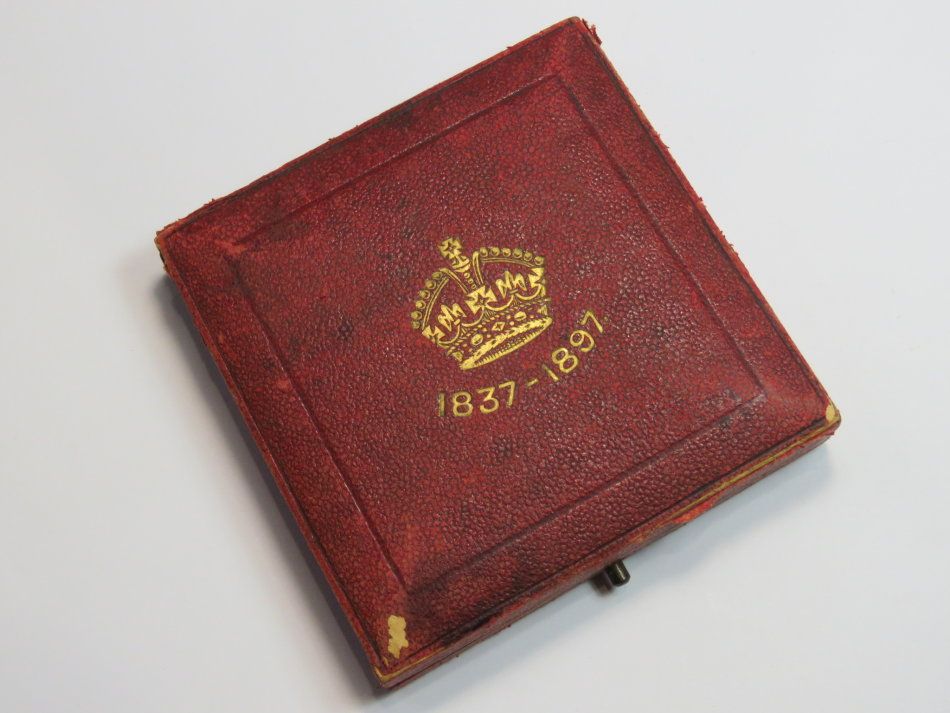 Queen Victoria 60 year Reign 1837 - 1897 medallion in box of issue - large with 55 mm diameter