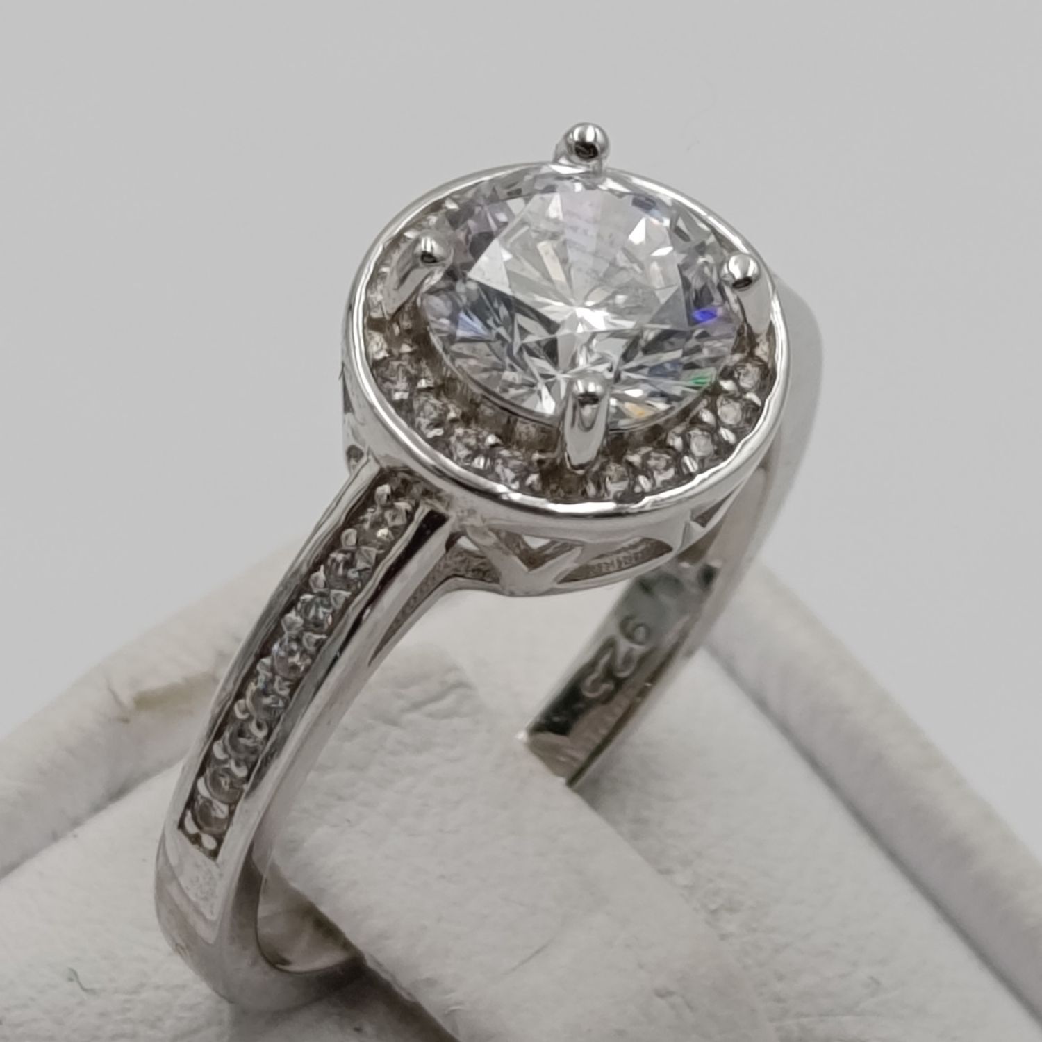 Stunning Sterling silver ring with clear stones - size M - 2.9g