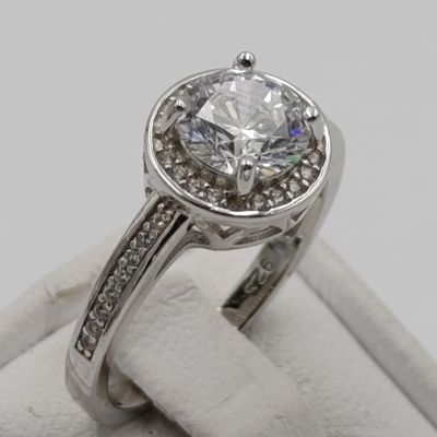 Stunning Sterling silver ring with clear stones - size M - 2.9g